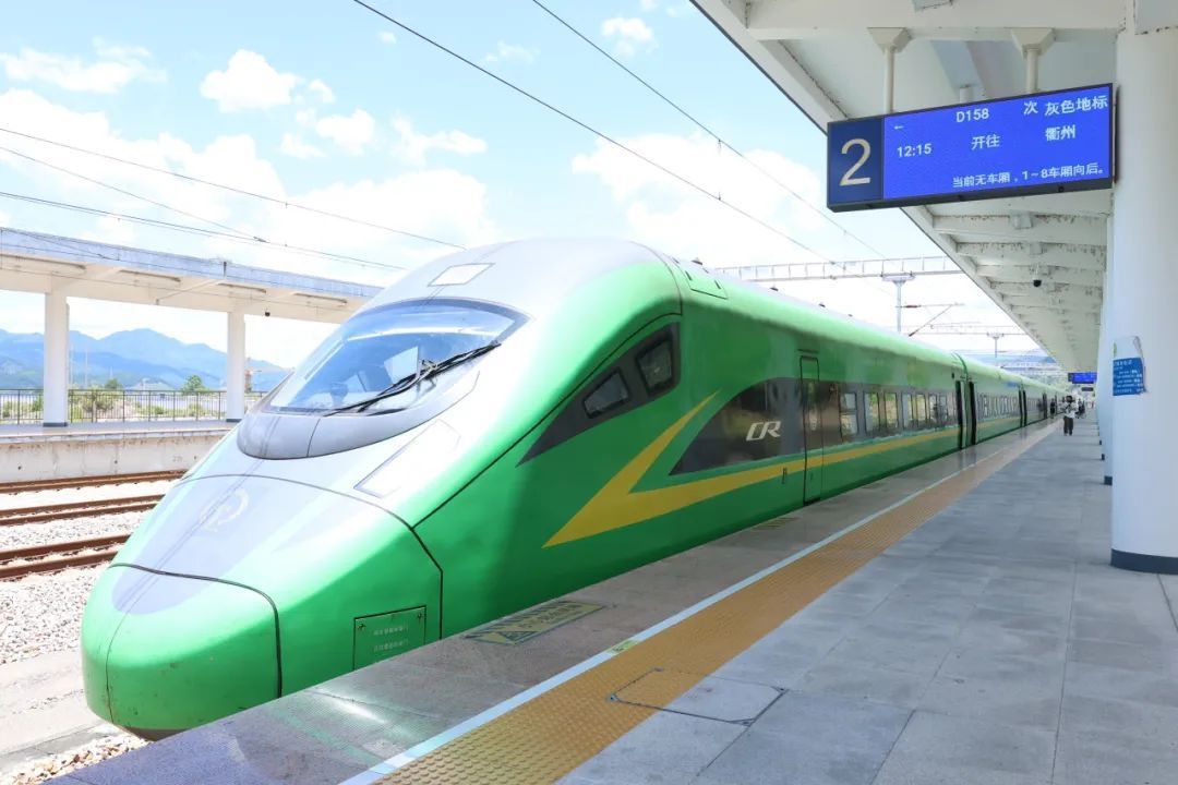  “綠巨人”駛?cè)腴}北山城！松溪縣首迎復興號動車組